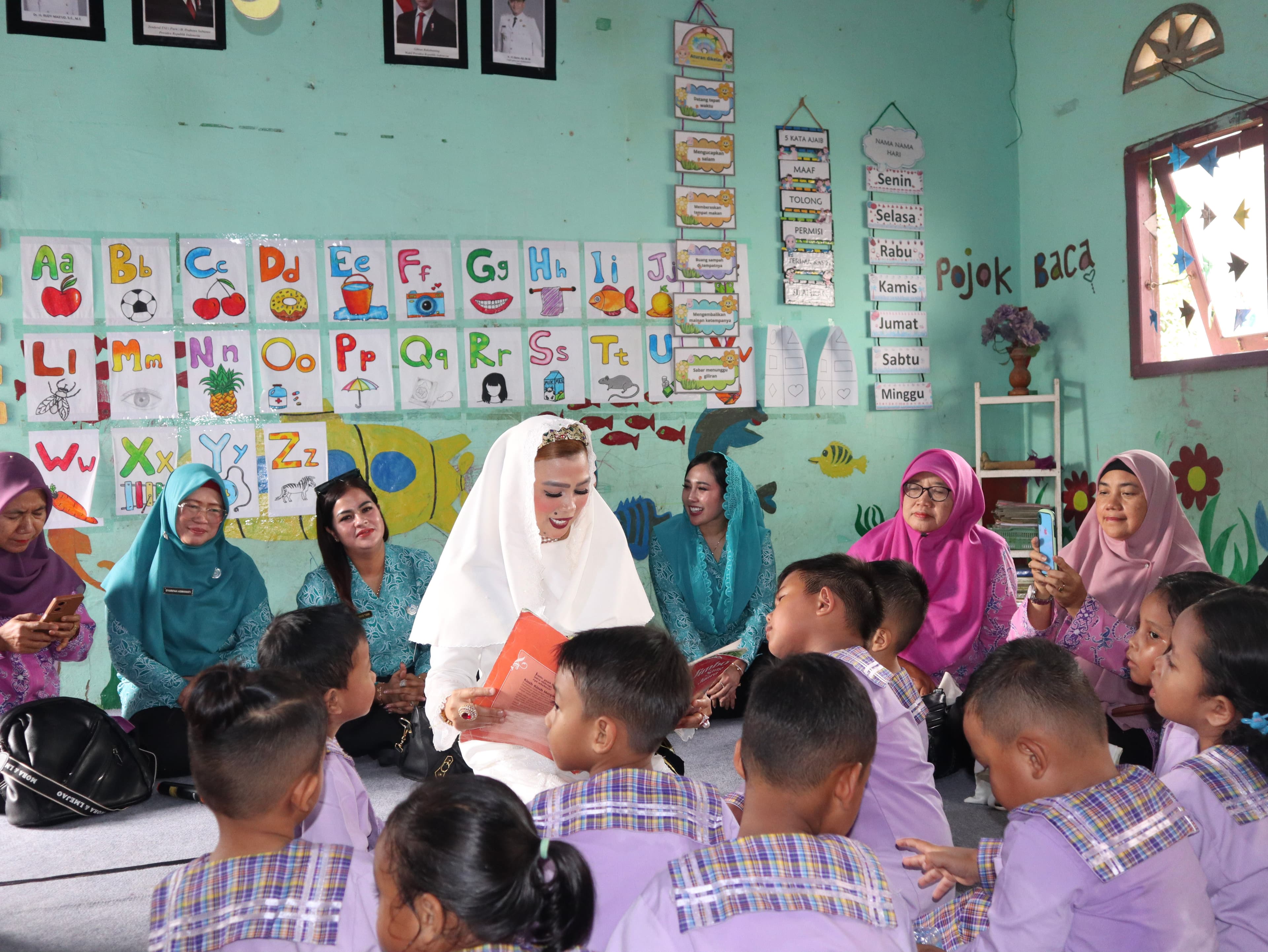 Dorong Lingkungan Belajar Yang Menyenangkan Untuk Anak, Bunda PAUD Kaltim Hj. Sarifah Suraidah Harum Kunjungi TK dan PAUD Di Samarinda